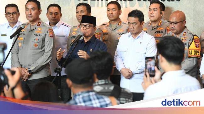 Mendes Yandri Beri Penghargaan ke Kapolda Banten dan Kapolres Sidoarjo