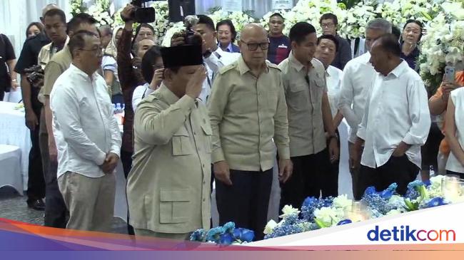 Prabowo Beri Penghormatan Terakhir ke Mendiang Kwik Kian Gie