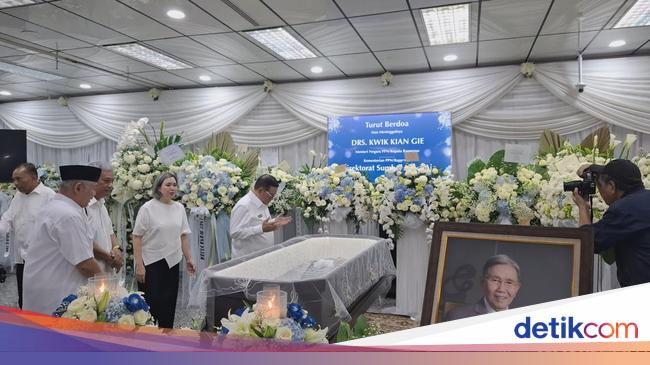 Pramono Naik TransJ ke Rumah Duka, Kenang Nasihat Kwik Kian Gie soal Jakarta
