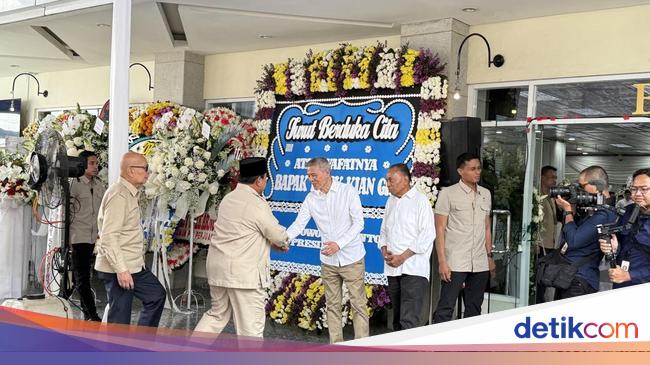 Prabowo Melayat ke Rumah Duka Kwik Kian Gie di Sentosa RSPAD