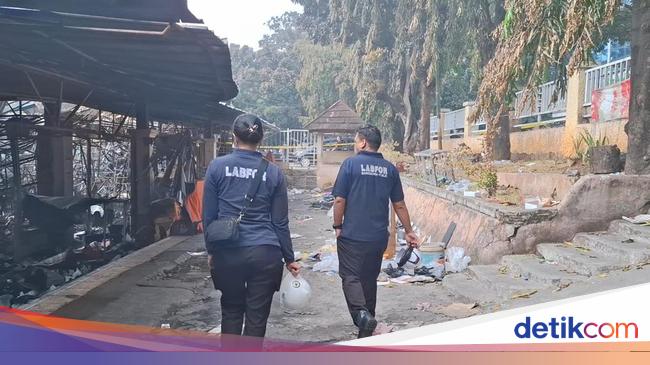 Puslabfor Bareskrim Cek Lokasi Kebakaran Pasar Taman Puring