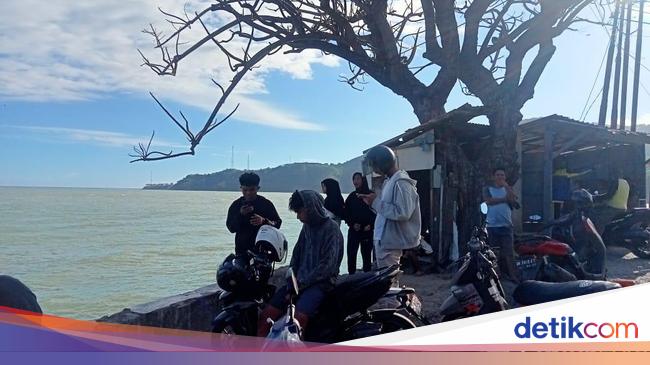 Ada Peringatan Tsunami, Sejumlah Warga Malah Santai di Pesisir Pantai Gorontalo