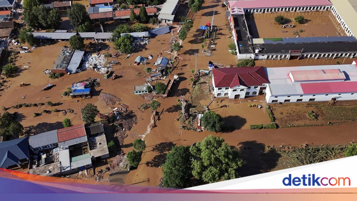 Foto Udara Banjir Rendam Permukiman di Beijing