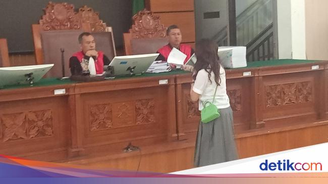 Nikita Mirzani Tuding Reza Gladys Atur Jaksa dan Hakim, Bukti Ada di Flashdisk