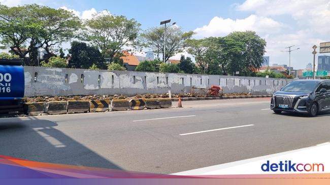Separator TransJ Koridor 9 Kerap Ditabrak Truk, Dishub DKI Ungkap Pemicunya