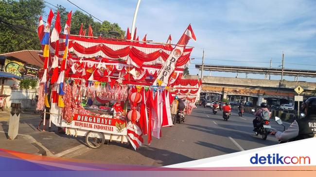 Jelang HUT Ke-80 RI, Penjual Bendera Merah Putih Mulai Ramai di Matraman