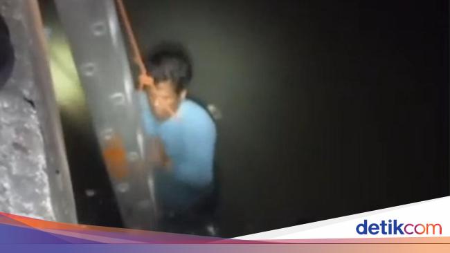 Pria di Jakbar Tercebur ke Kali Saat Santai Pulang Kerja, Damkar Evakuasi