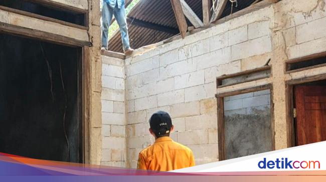 Pohon Tumbang dan Longsor Timpa Sejumlah Rumah di Bogor, 2 Orang Luka