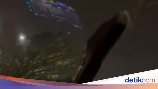 Ngeri! Mobil Melaju Malam-malam di Serpong Tiba-tiba Ketiban Sanca Besar
