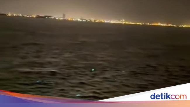 Viral Cahaya Berkilauan di Laut Suramadu Saat Malam Hari, Ini Analisis Pakar
