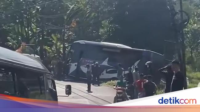 Tak Kuat Nanjak, Bus Wisatawan Terperosok ke Sawah di Puncak Bogor
