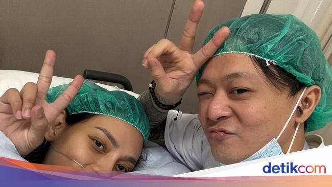 Erika Carlina dengan Baby Andrew