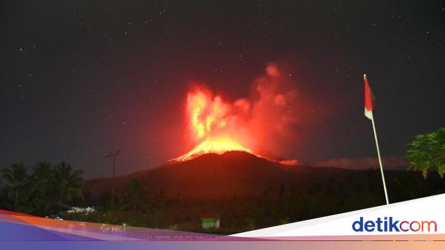 Gunung Lewotobi Laki-laki Erupsi, 6 Penerbangan di Bandara Komodo Terdampak