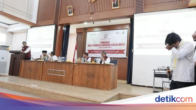 Air Mata Gus Ipul Tumpah Dengar Cerita Pengabdian Guru Sekolah Rakyat