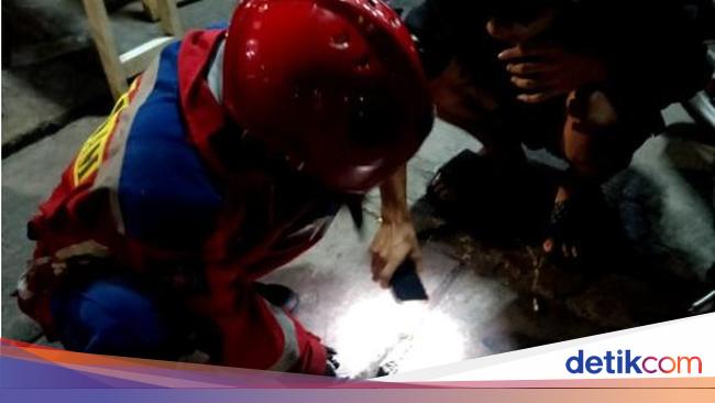 Subuh-subuh, Damkar Evakuasi Kunci Motor Anak Nongkrong Priok Nyebur ke Got