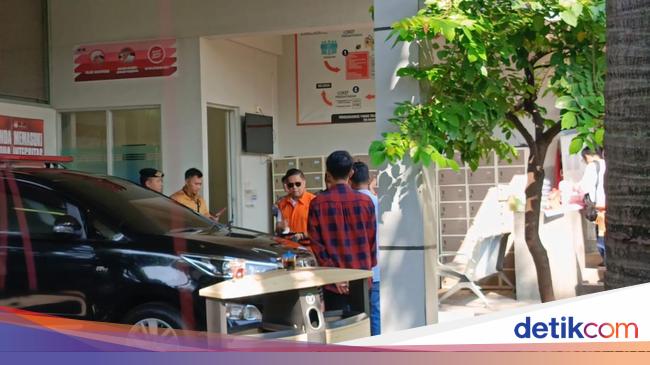 Hasto Keluar Rutan Masih Pakai Rompi Tahanan, KPK Sebut Berobat