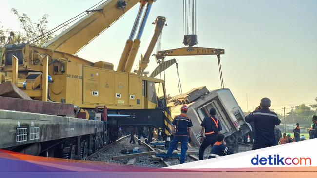 Detik-Detik Evakuasi KA Argo Bromo Anggrek yang Anjlok di Subang