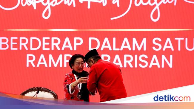 Tangisan Megawati Sambut Hasto yang Bebas dari Tahanan