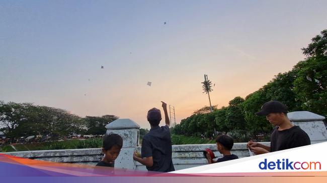 Ramai Warga Main Layangan di BKT Jaktim, Ada yang Hobi sampai Ngasuh Anak