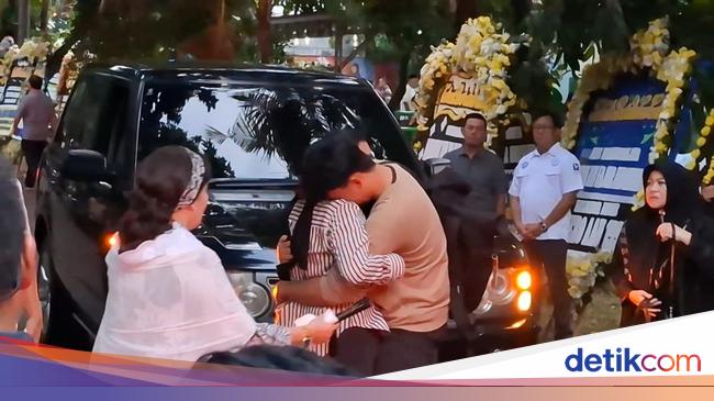 Tangis Putra Marsma Fajar Pecah Saat Tiba di Rumah Duka, Langsung Peluk Ibunda