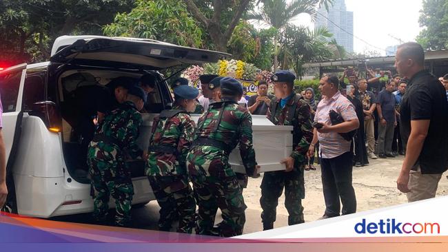 Jenazah Marsma Fajar Tiba di Rumah Duka, Disambut Tangis Keluarga