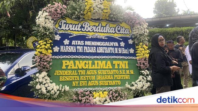 Karangan Bunga Berjejer di Rumah Duka Marsma Fajar