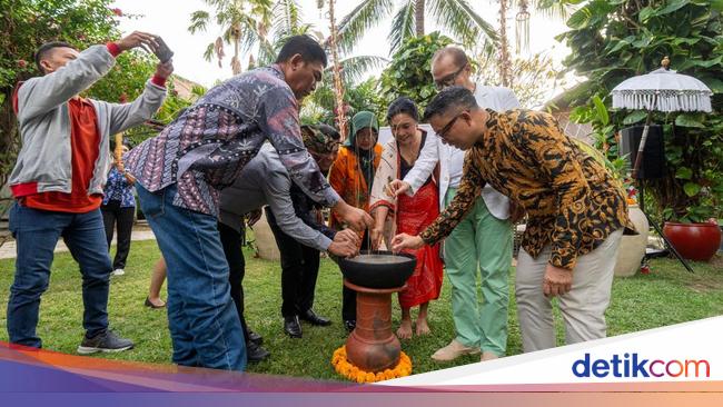 Sudamala Resort Senggigi Gelar Pameran Lukisan Seniman Bali