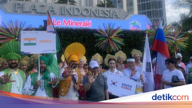 Meriahnya Parade JWFF 2025 di Bundaran HI Tampilkan Kesenian Berbagai Negara