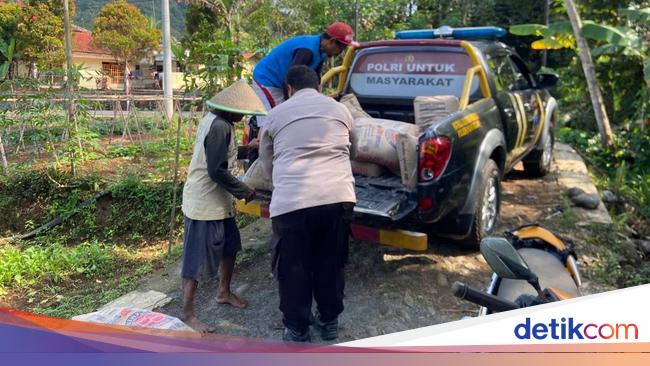 Polda Jateng Pasok Semen Perbaiki Jembatan Akses ke Sawah di Banjarnegara