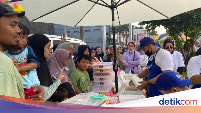 Warga Rela Antre-Datang Lebih Pagi Demi Beli Donat Viral di CFD Depok