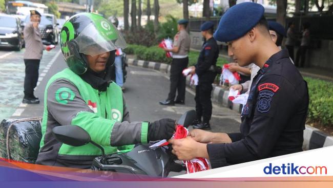 Brimob Polda Metro Bagikan 5.000 Bendera Merah Putih Sambut HUT RI