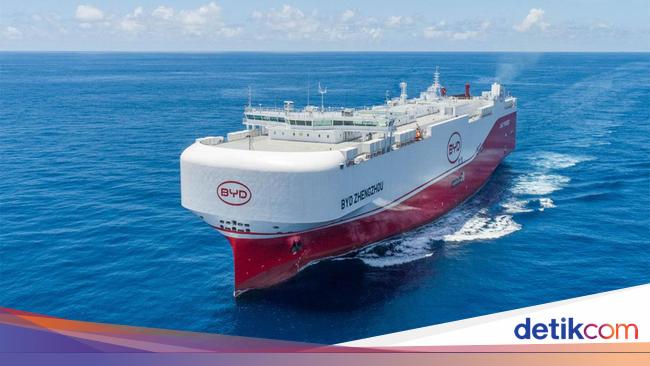 Penampakan Kapal Jumbo BYD Pengangkut Ribuan Mobil yang Berlabuh di Jakarta