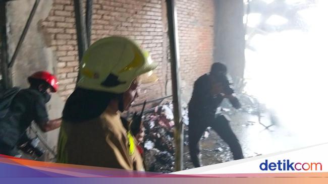Kebakaran di Mangga Dua Padam: 3 Lantai Terdampak, 4 Orang Luka