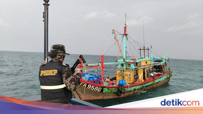 Kapal Maling Ikan Asal Malaysia Ditangkap di Selat Malaka