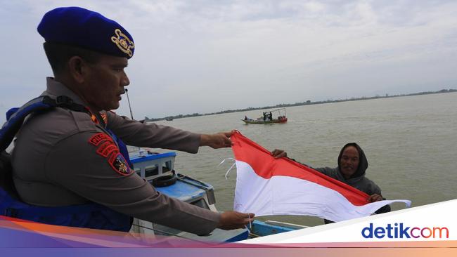 Merah Putih Berkibar di Laut, Nelayan Aceh Barat Dapat Bendera dari Polisi Laut