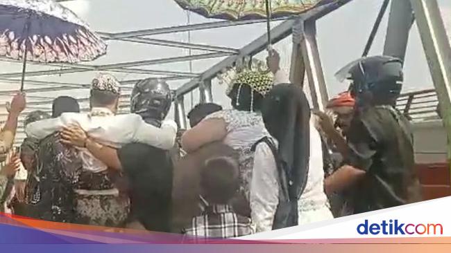 Viral Pengantin Digendong Lewat Jembatan Pemali, Ternyata Ada Mitosnya