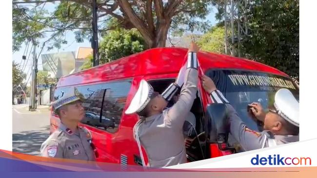 'Polantas Menyapa', Polisi Bagikan Bendera Merah Putih ke Pengendara