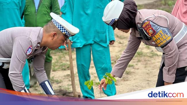 Police Goes to School Ajak Pelajar SMA hingga SD Tanam Pohon di Dumai
