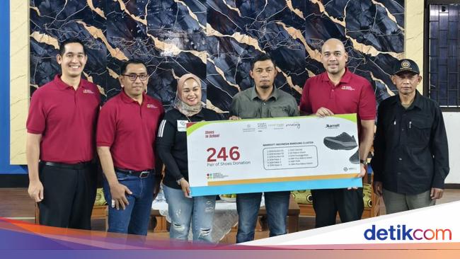 Marriott Bandung Salurkan 246 Pasang Sepatu ke 12 Sekolah di Ciburial