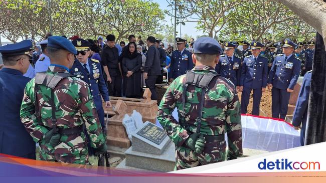 Marsma Fajar Adriyanto Dimakamkan di Samping Pusara Ayah di TPU Probolinggo