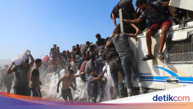 Warga Gaza Serbu Truk Pembawa Bantuan