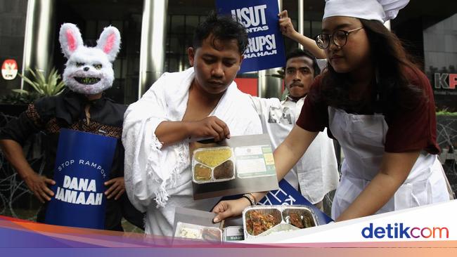 Aksi Teatrikal ICW Desak KPK Usut Dugaan Korupsi Haji 2025