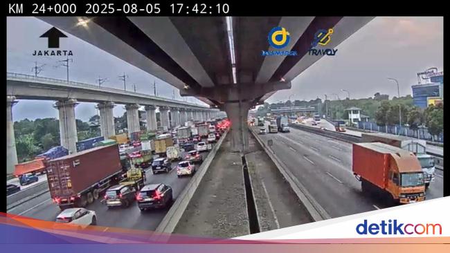 Brio dan Truk Kecelakaan Tutup 2 Lajur Tol Japek Arah Jakarta, Lalin Macet
