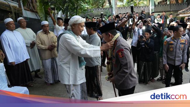 Kapolri Silaturahmi ke Ponpes Al Hamidy Pamekasan, Minta Nasihat Ulama demi Jaga NKRI