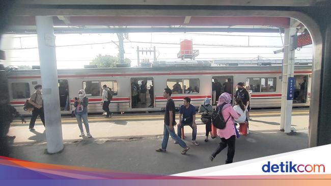 Begini Kondisi KRL Bogor-Jakarta Kota Saat Ada Kereta Anjlok