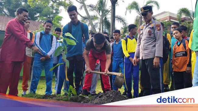 Semangat Ratusan Siswa SMK di Riau Tanam Pohon demi Masa Depan