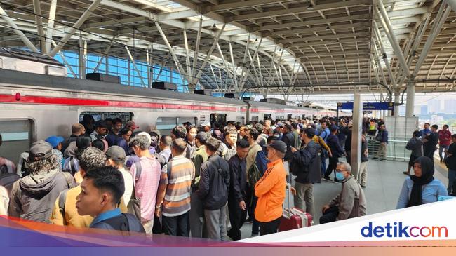 Cerita Pekerja Telat Ngantor gegara Tertahan di Manggarai Imbas KRL Anjlok