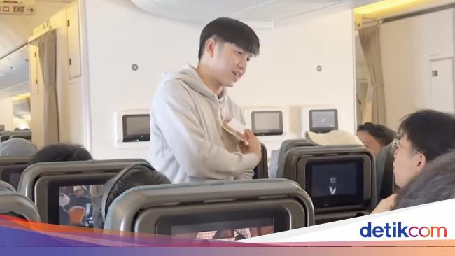 Ustaz Dennis Lim Bagi-bagi Coklat di Pesawat, Perdana Bawa Si Kembar Terbang
