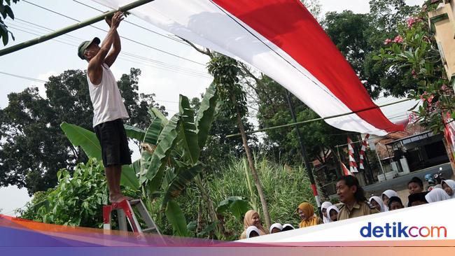 Bendera Merah Putih 500 Meter Payungi Jalanan Pekalongan, Ada Maknanya