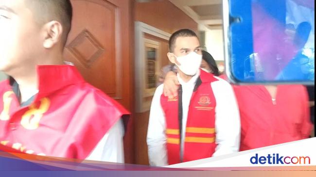 Jonathan Frizzy Berambut Cepak Jalani Sidang Perdana Penyalahgunaan Obat Keras